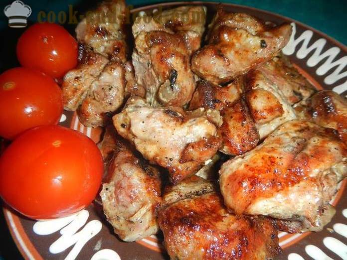 Juicy varkensvlees op de grill - hoe het vlees voor kebabs, barbecue, grillen of braden op de barbecue recept met foto's marineren.