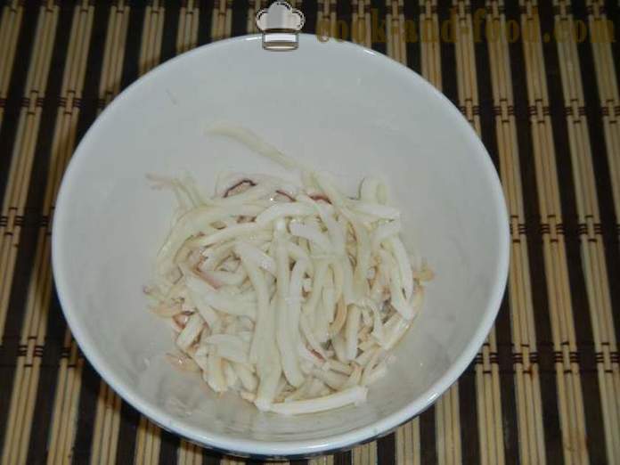 Een eenvoudige en heerlijke salade met inktvis, krab sticks en rode kaviaar - hoe je een salade van inktvis met ei, een stap voor stap recept met foto's voor te bereiden.