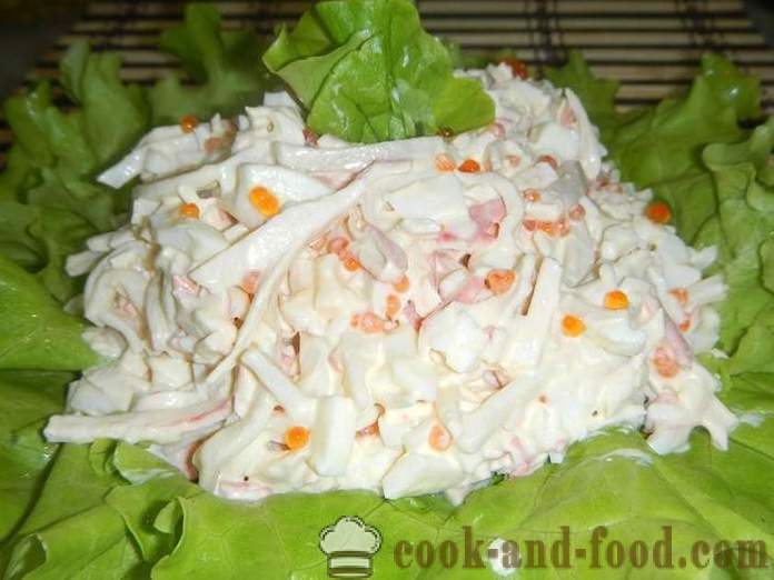 Een eenvoudige en heerlijke salade met inktvis, krab sticks en rode kaviaar - hoe je een salade van inktvis met ei, een stap voor stap recept met foto's voor te bereiden.