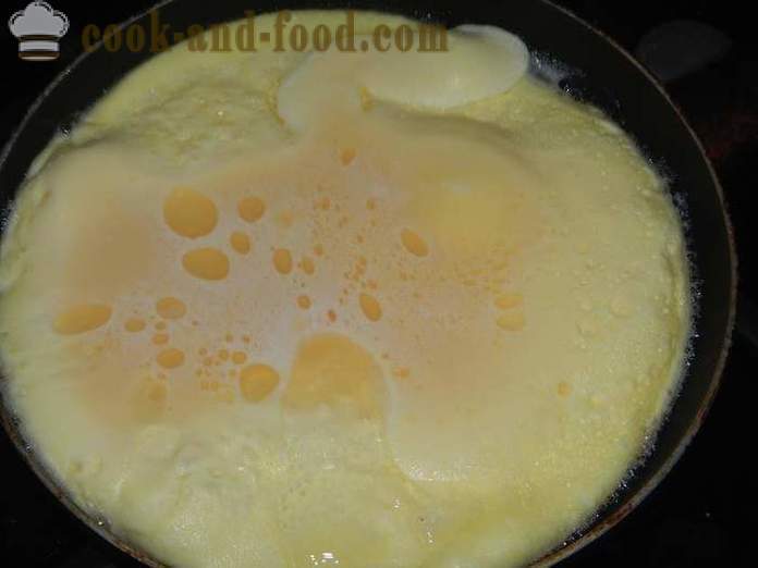 Heerlijke lucht omelet met zure room in een pan - hoe roerei koken met kaas, een recept stap voor stap met foto's.