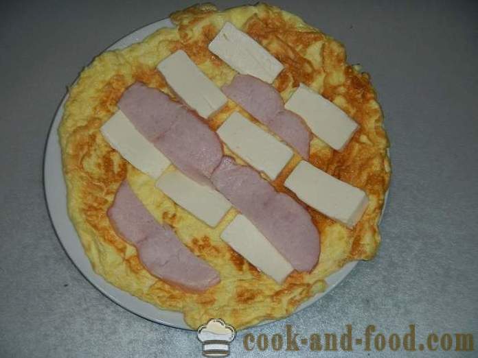 Rol van de omelet met roomkaas en steur - hoe om te koken omletny roll met vulling, een stap voor stap recept met foto's.