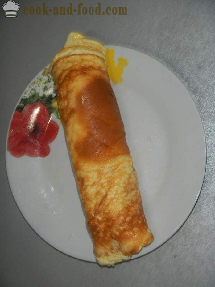 Rol van de omelet met roomkaas en steur - hoe om te koken omletny roll met vulling, een stap voor stap recept met foto's.