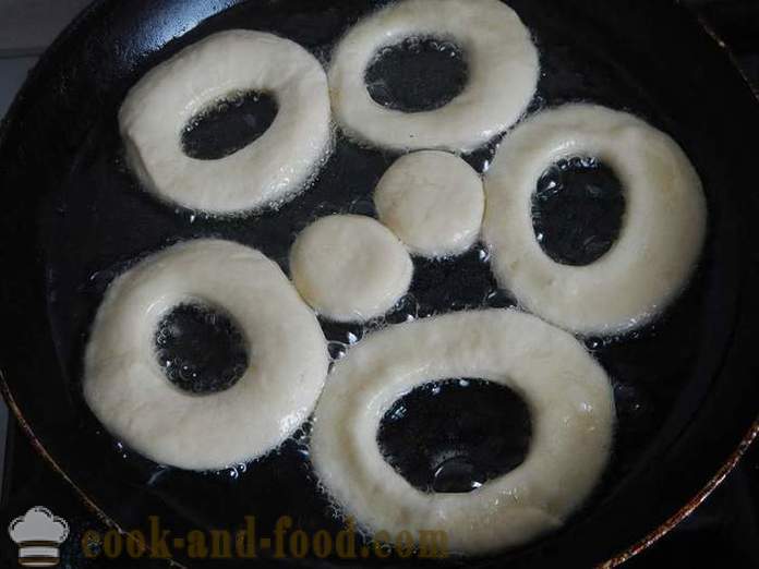 Lenten zoete donuts op gist en water, gebakken in een pan - als kok donuts in gist, recept met foto