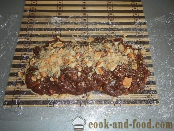 Zelfgemaakte chocolade worst koekjes met gecondenseerde melk en noten, ei-vrij - stap voor stap recept voor de chocolade salami, met foto's.
