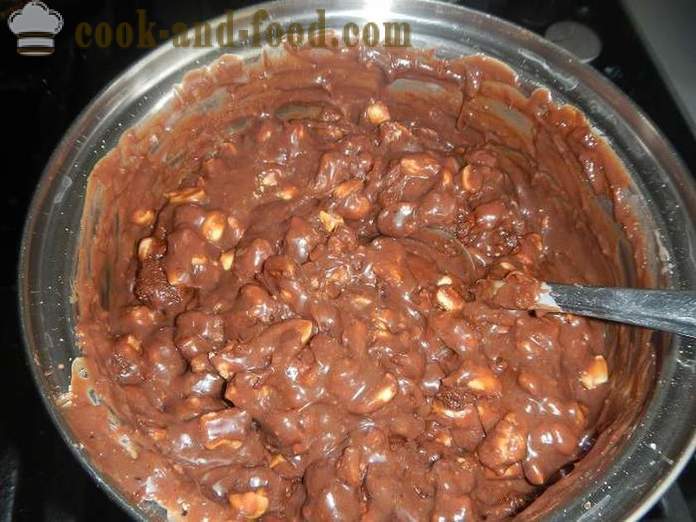 Zelfgemaakte chocolade worst koekjes met gecondenseerde melk en noten, ei-vrij - stap voor stap recept voor de chocolade salami, met foto's.