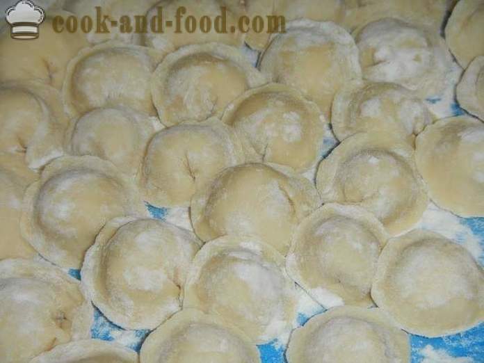 Heerlijke en sappige zelfgemaakte ravioli met myasom- hoe dumplings thuis, stap voor stap recept met foto's te maken.