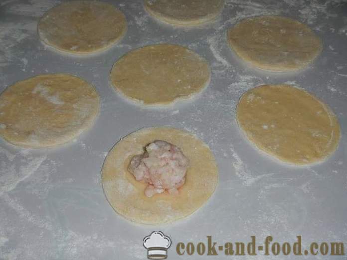 Heerlijke en sappige zelfgemaakte ravioli met myasom- hoe dumplings thuis, stap voor stap recept met foto's te maken.