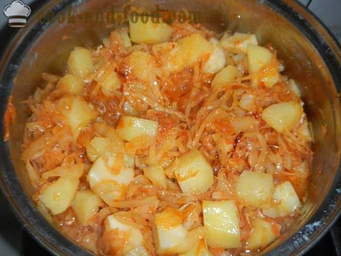 Plantaardige hutspot met aardappelen en kool in multivarka, pot of pan. Recept hoe je groente stoofpot te maken - stap voor stap met foto's.
