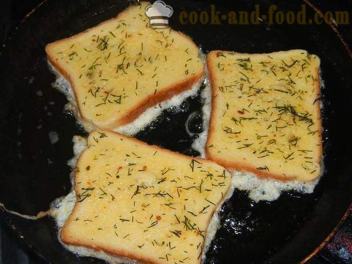 Toast van wit brood met een ei: zoet, zout en knoflook. een stap voor stap recept met foto's - Hoe om heerlijke croutons in een koekenpan te maken.