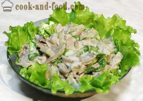 Paddestoel salade met champignons, kaas en eieren. Eenvoudig, lekker en gezond recept met foto's.