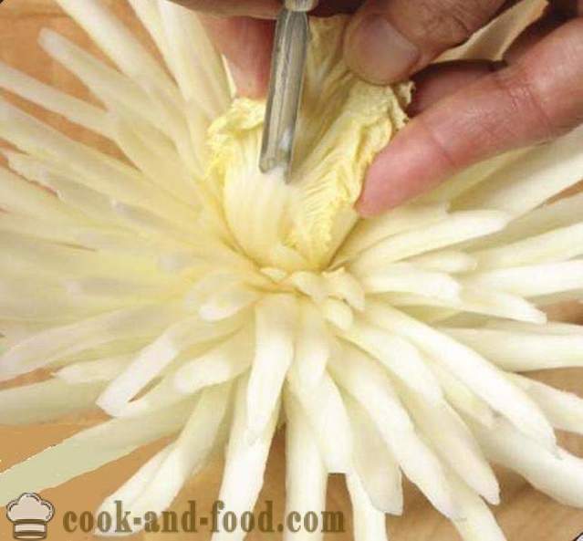 Carving voor beginners groenten: bloem van de chrysant van Chinese kool, foto's