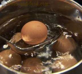 Hoe maak je een gekookt ei te koken, dat wil zeggen vloeistof, 