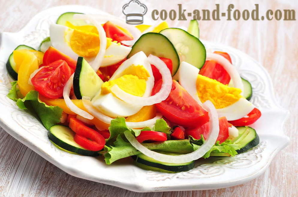 Serveer aan tafel salade van tomaten, komkommers en eieren - video recepten thuis
